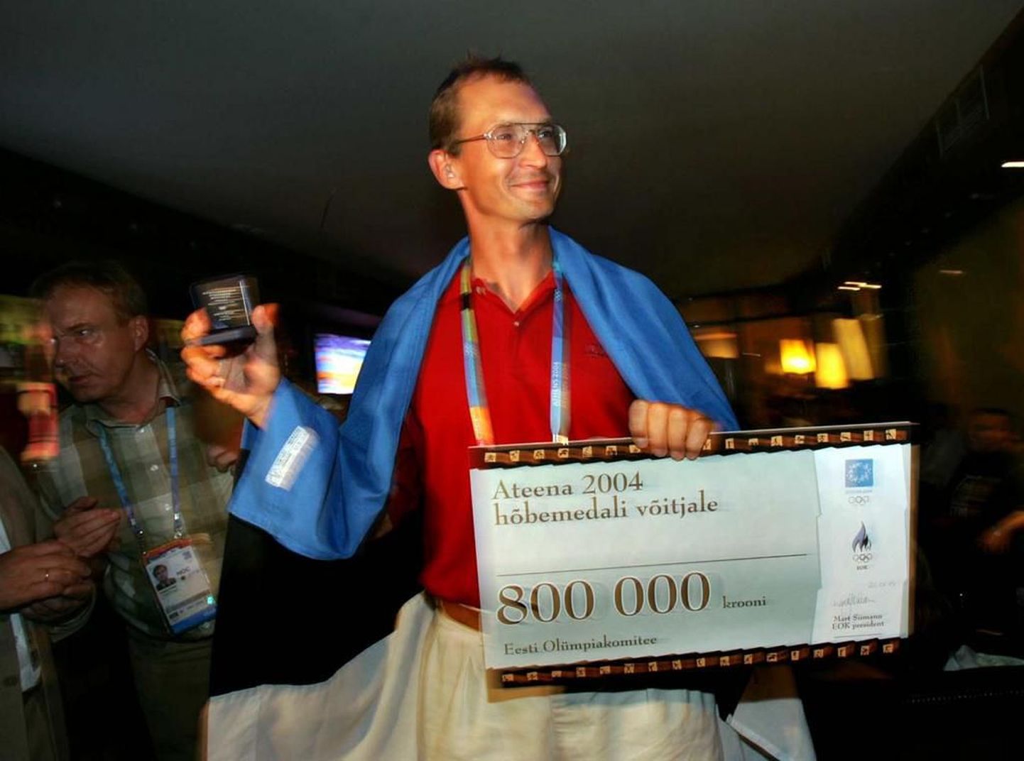 Olümpiakomitee president Mart Siimann ulatas Jüri Jaansonile 800 000-kroonise preemiateki.