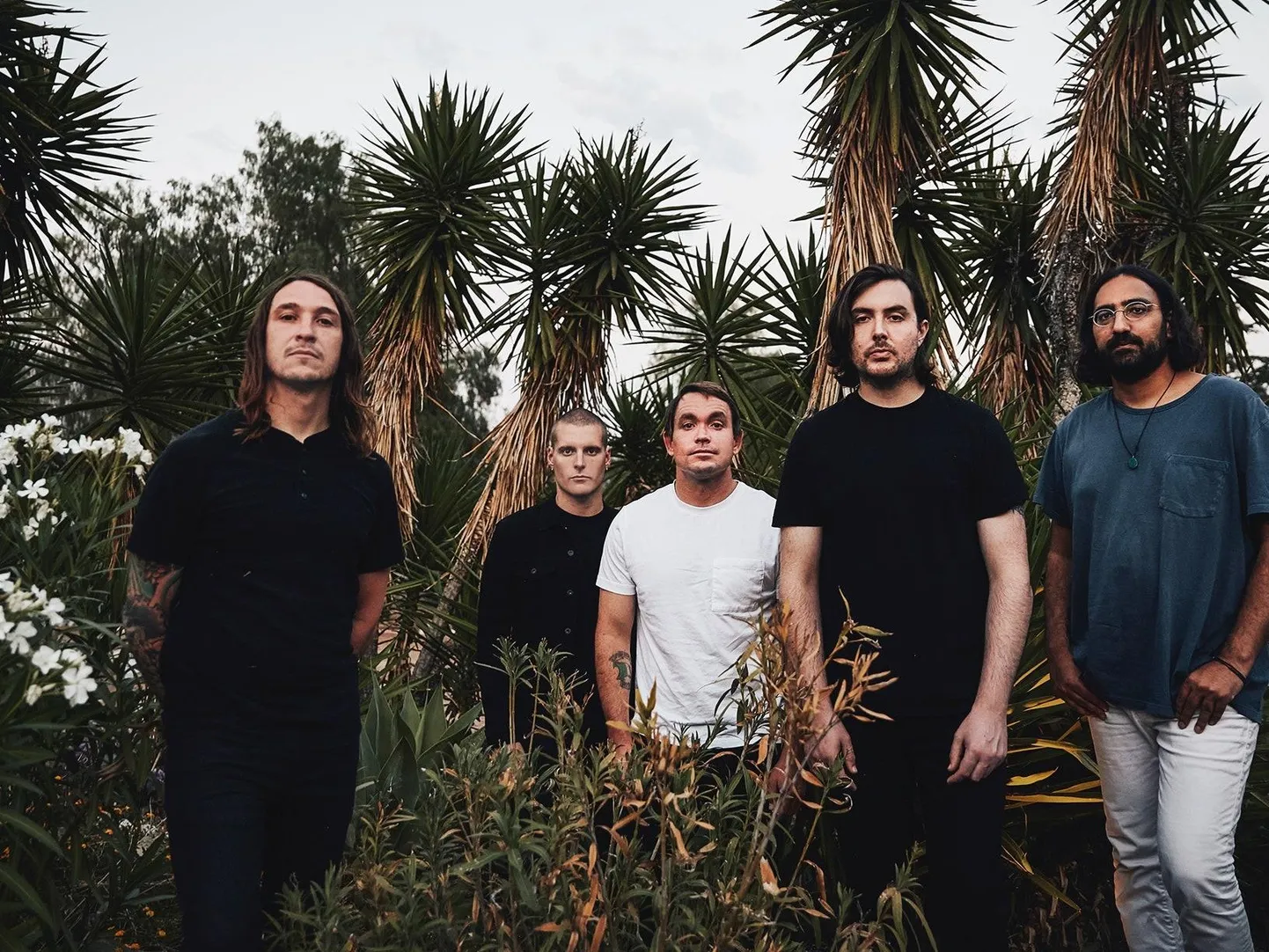 Alati uuele avatud Deafheaven Los Angelese ümbruse koduses maastikus.