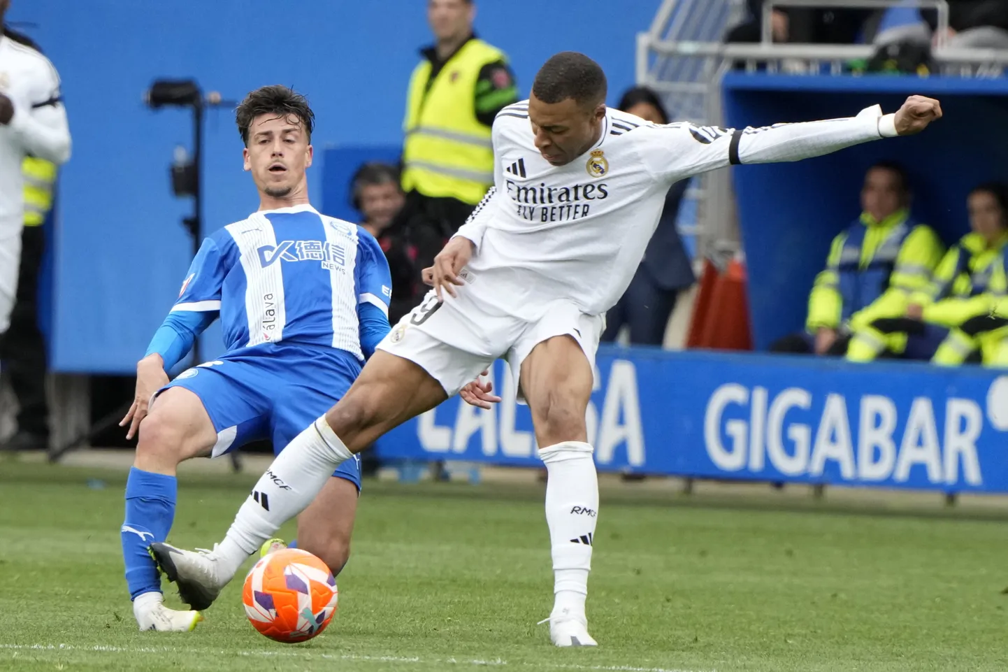Madridi Reali ründaja Kylian Mbappe (paremal) jõhker viga Alavesi poolkaitsjale Antonio Blancole.