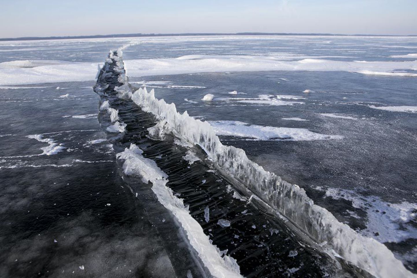Võrtsjärve jää keskmine paksus on 12 sentimeetrit, aga suurt ohtu kujutavad endast jääs olevad lõhed, mis Tartu pool võivad olla poolsada meetrit laiad.