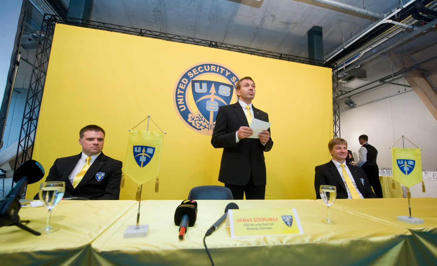 USS turvafirma esitlus. Sven Nuutmann, Urmas Sõõrumaa, Indrek Sepp.