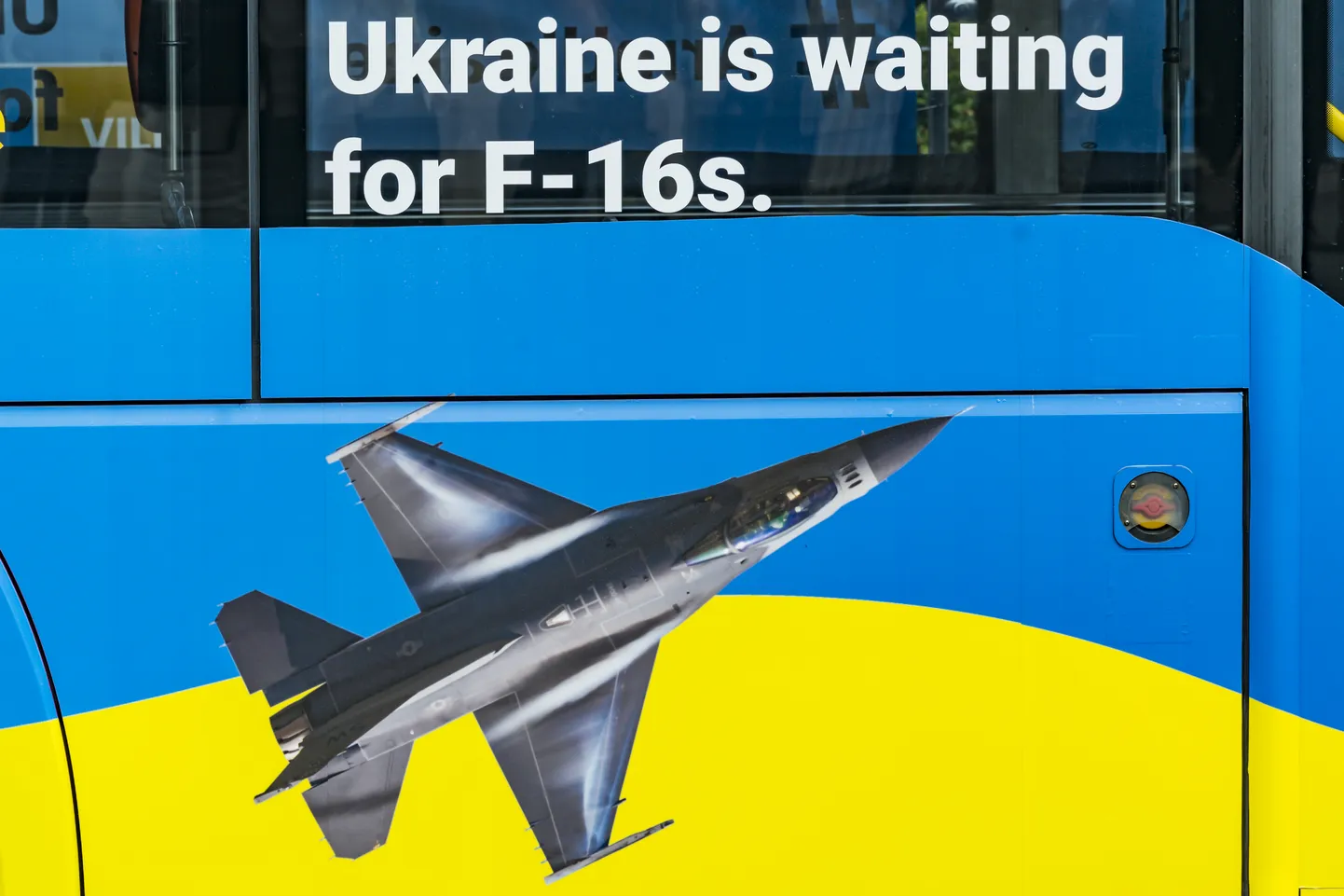 Bänner bussi küljel NATO Vilniuse tippkohtumise ajal Ukrainale relvaabi andmise toetuseks 11. juulil 2023 Vilniuses