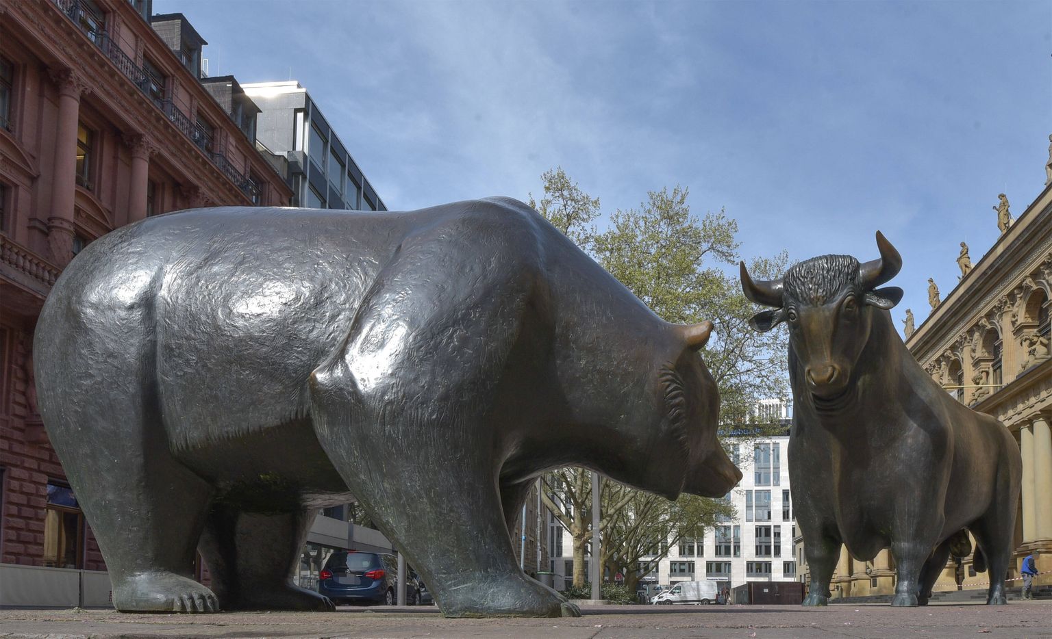 Pulli ja karu skulptuur Frankfurdi börsi ees.