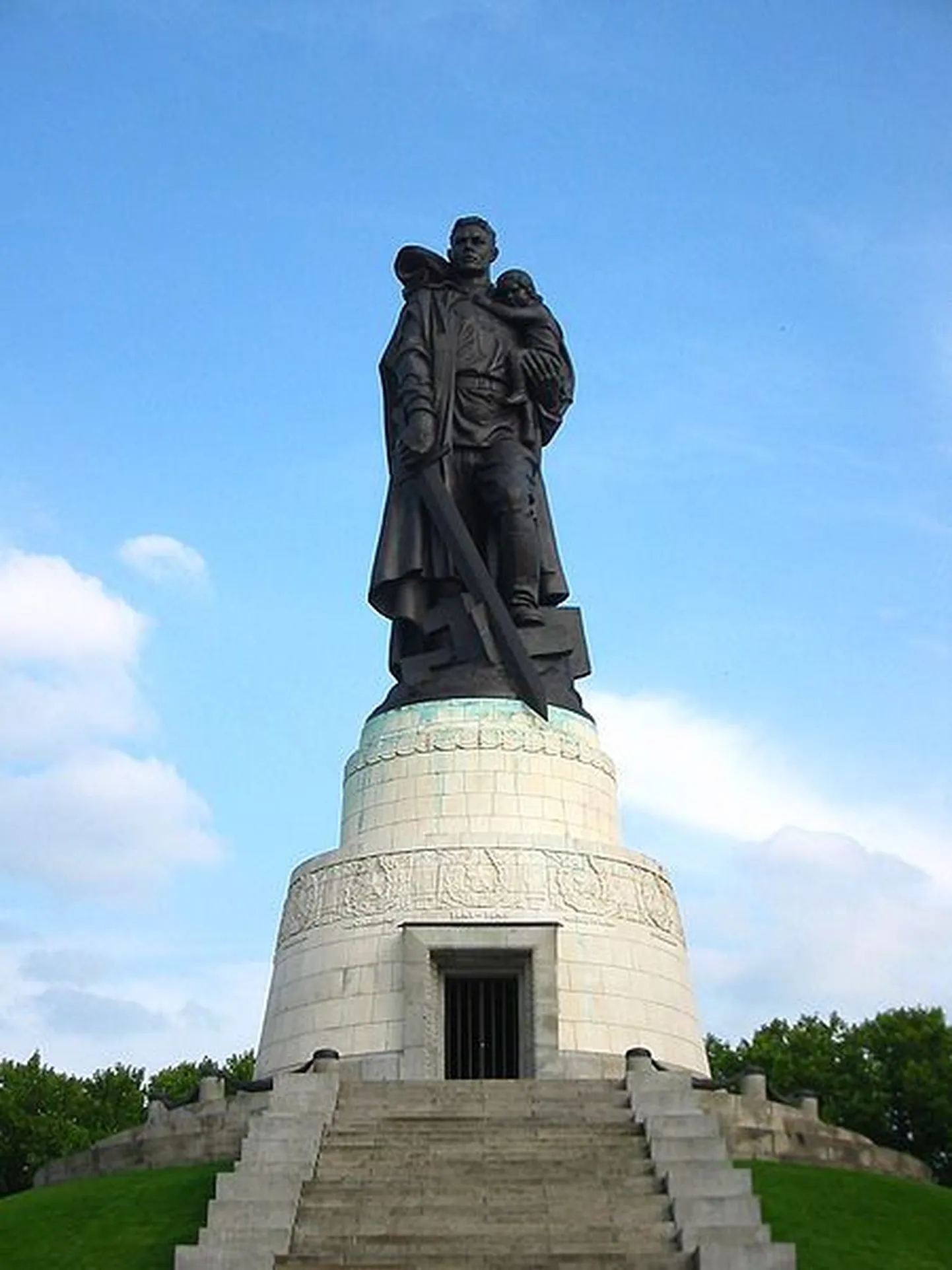 Памятник Воину-Освободителю в Берлине.