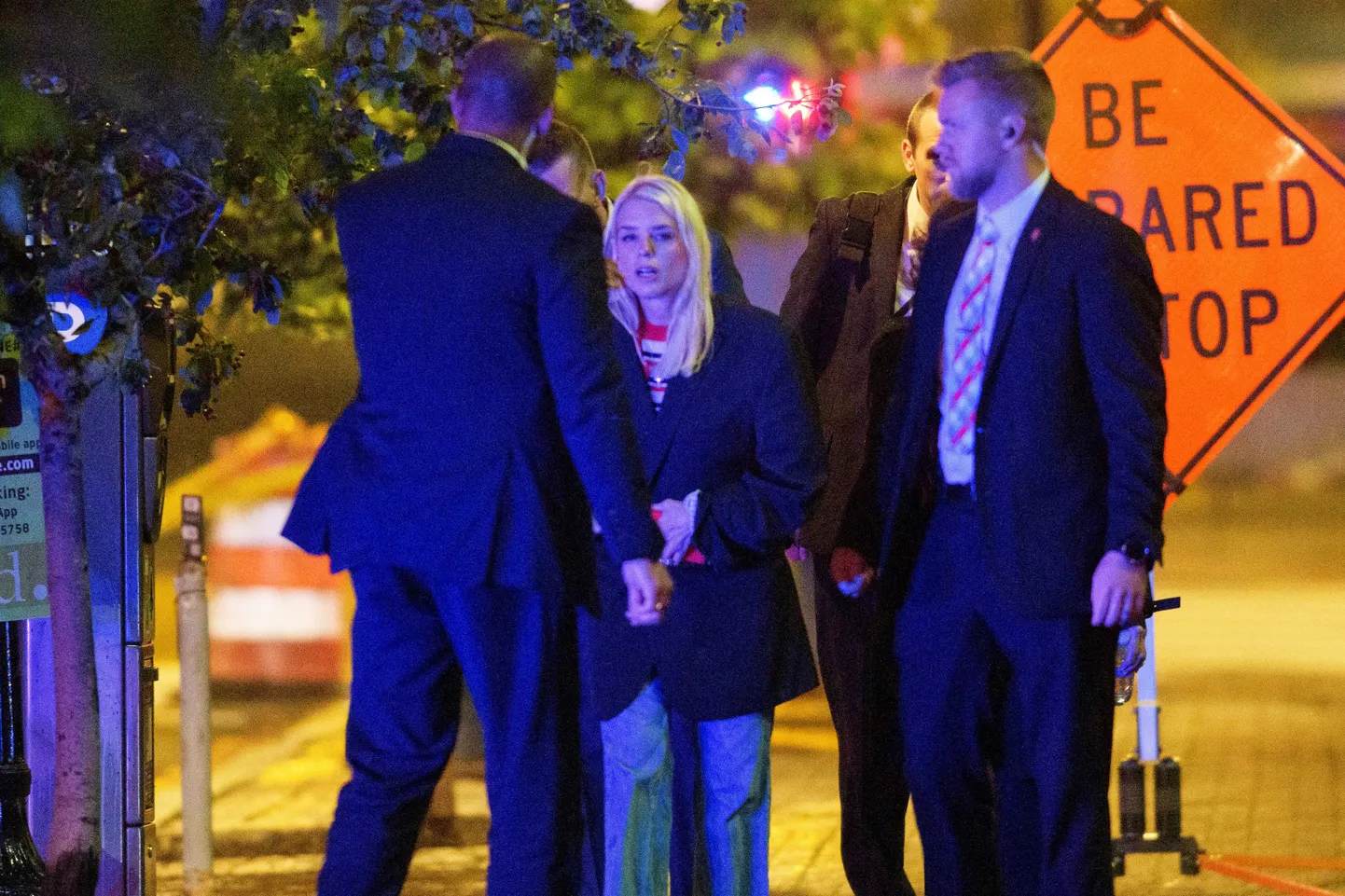 USA peaprokurör Pam Bondi Washingtonis kahe Iisraeli saatkonna töötaja tapmiskohas  22. mail 2025. a.