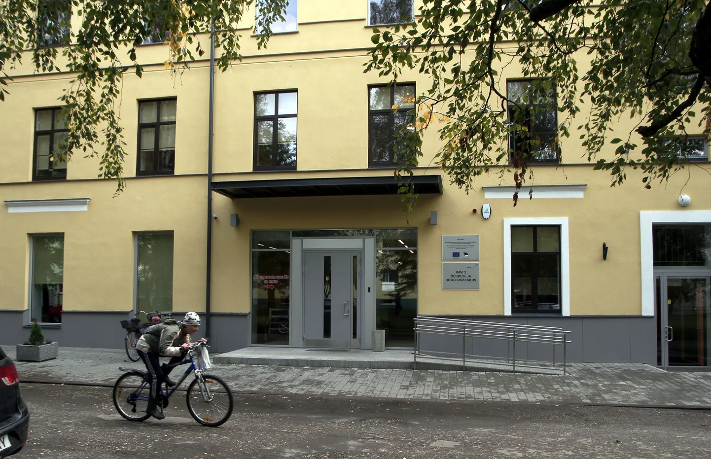 Pärnus Ravi tänaval avati pidulikult Pärnu haigla õendus- ja hooldusravikeskuse renoveeritud hoone.