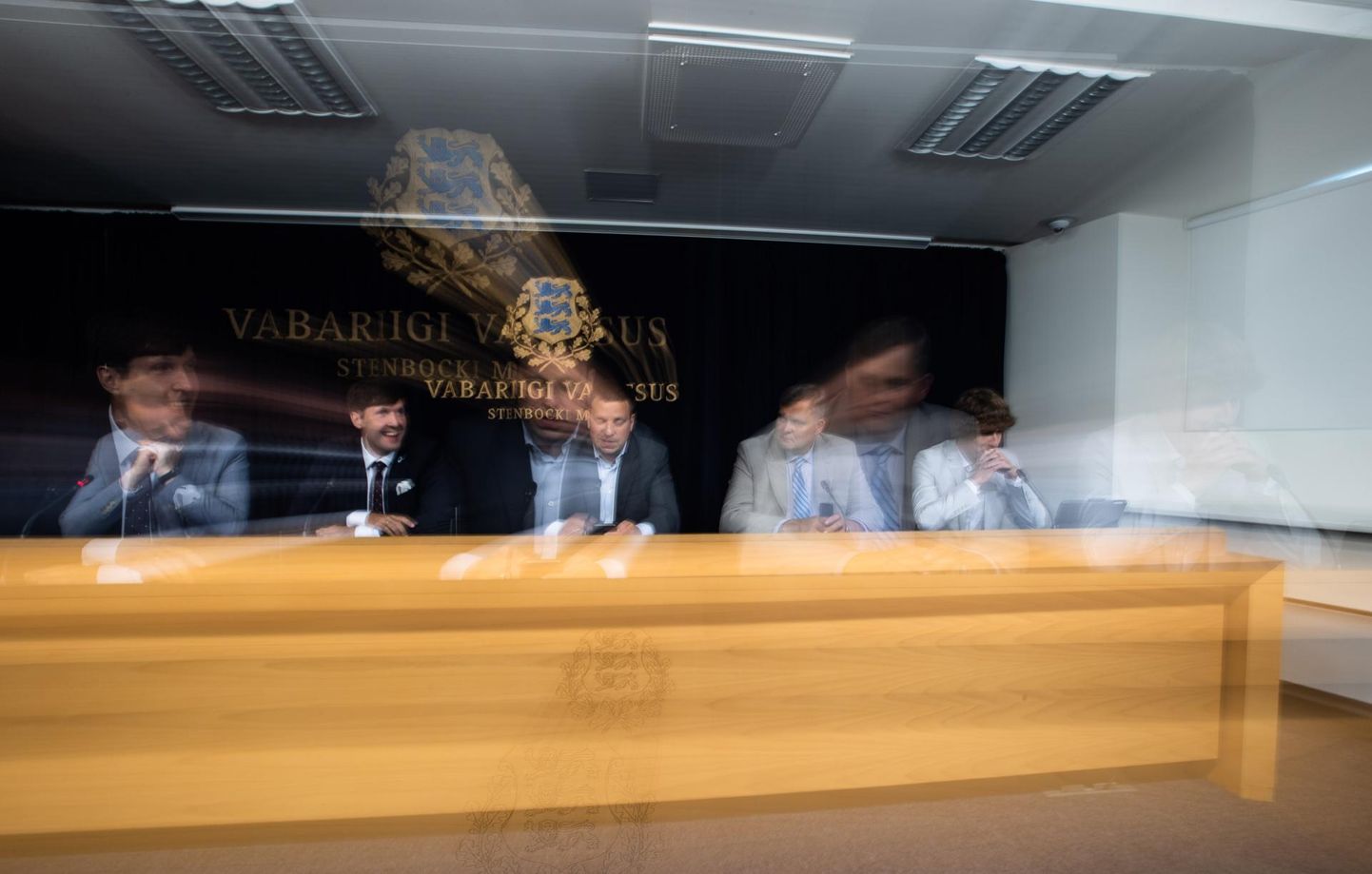 Valitsus uuendas karantiini reguleeriva korralduse kehtivust. Foto valitsuse pressikonverentsilt, kus osalesid Jüri Ratas, Martin Helme, Raivo Aeg ja Tanel Kiik. 