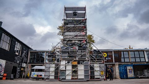 Галерея: в Теллискиви идет сооружение маяка из э-отходов