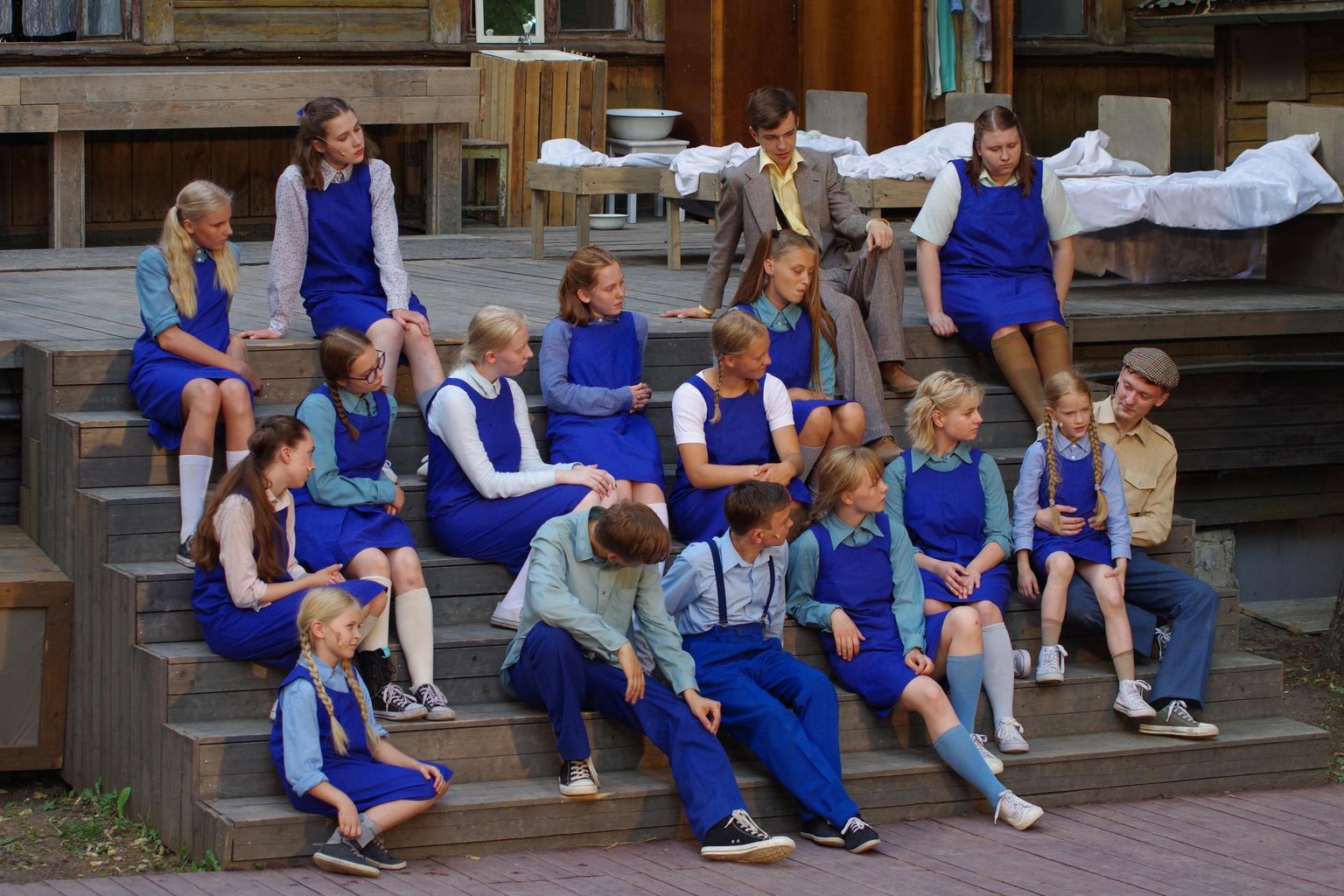 «Kasuema» internaatkooli laste hulgas on Kadri (Ella Cecilia Claesson, keskmises reas vasakul pikkade tumedate juustega) ja Sven (Mikk Kaasik, ülemises reas). Kogu noortetrupp on ühtlaselt tugev, iga tegelane on isikupärane.