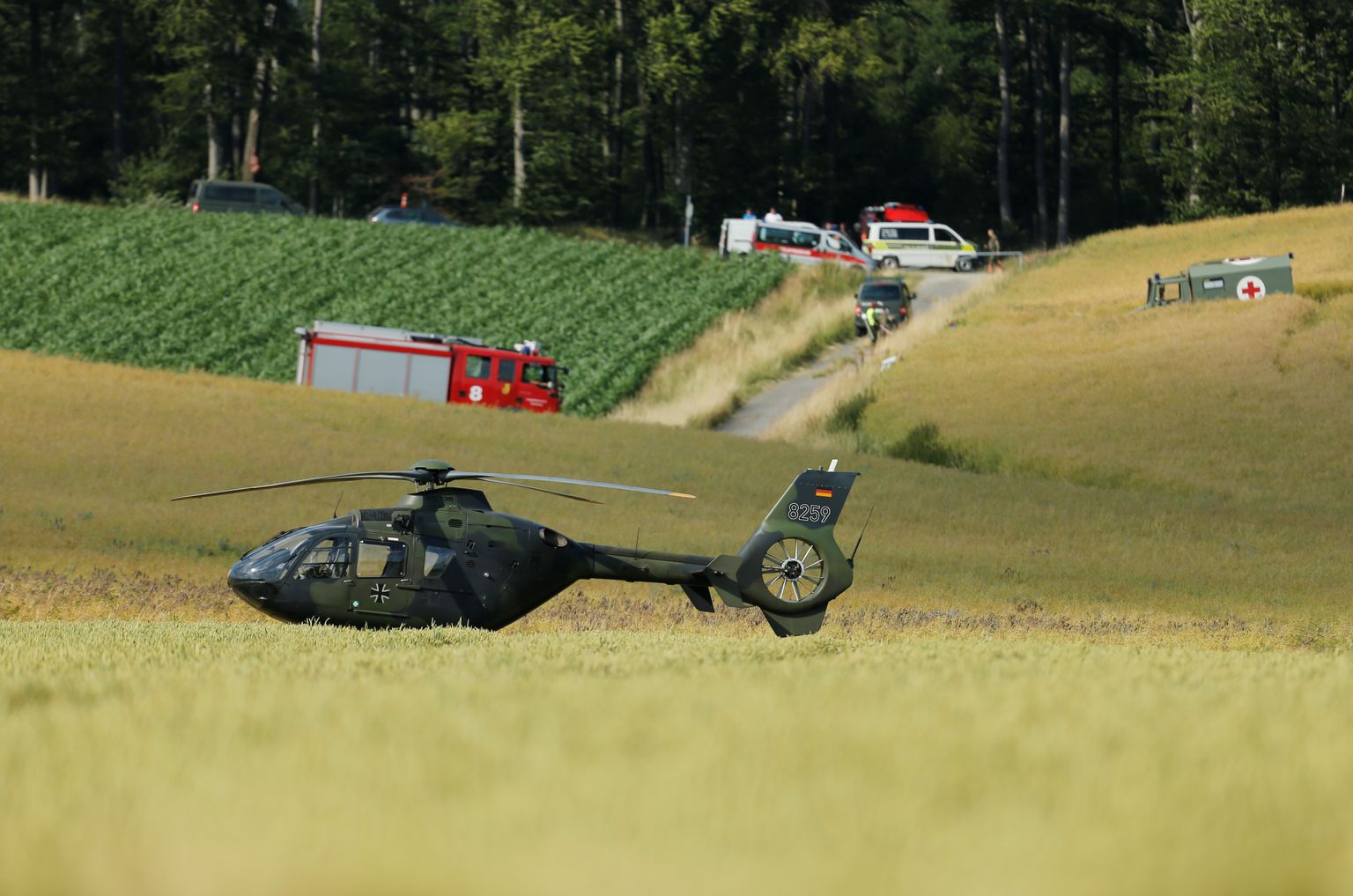 Saksamaa sõjavägi ning päästetöötajad alla kukkunud helikopteri juures.