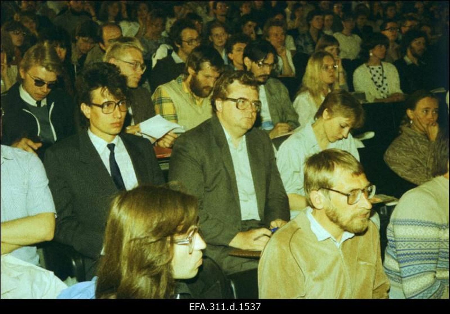 Sõltumatu Noortefoorum 4. juunil 1988 Tallinnas kino Kosmos saalis; esiplaanil Avo Üprus ja Sulev Kannike, nende selja taga Tõnis Lukas, Edgar Savisaar, Vilja Laanaru jt.