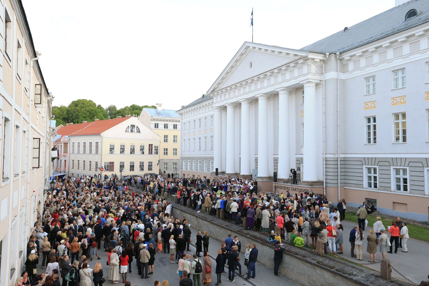Ühislaulmine Tartu ülikooli peahoone ees.