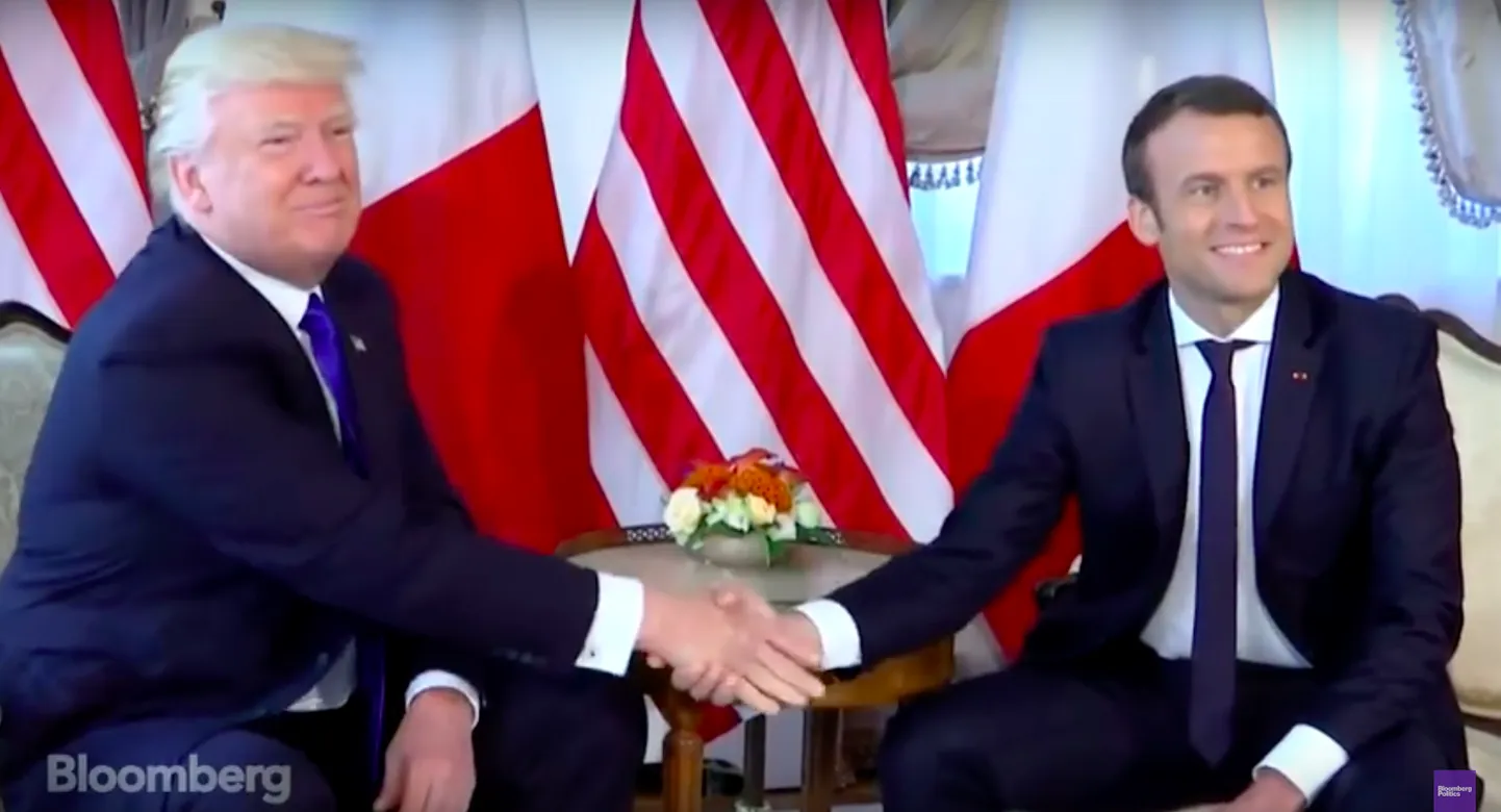 Крепкое рукопожатие Макрона и Трампа.