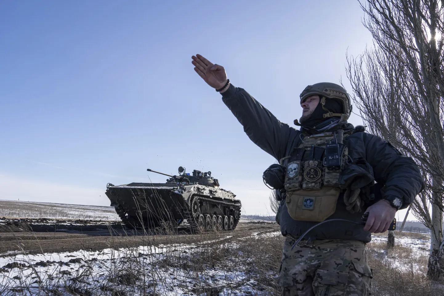 Ukraina komandör annab kätte suuna, kuhu tuld anda. Donetski rinne, 2023.
