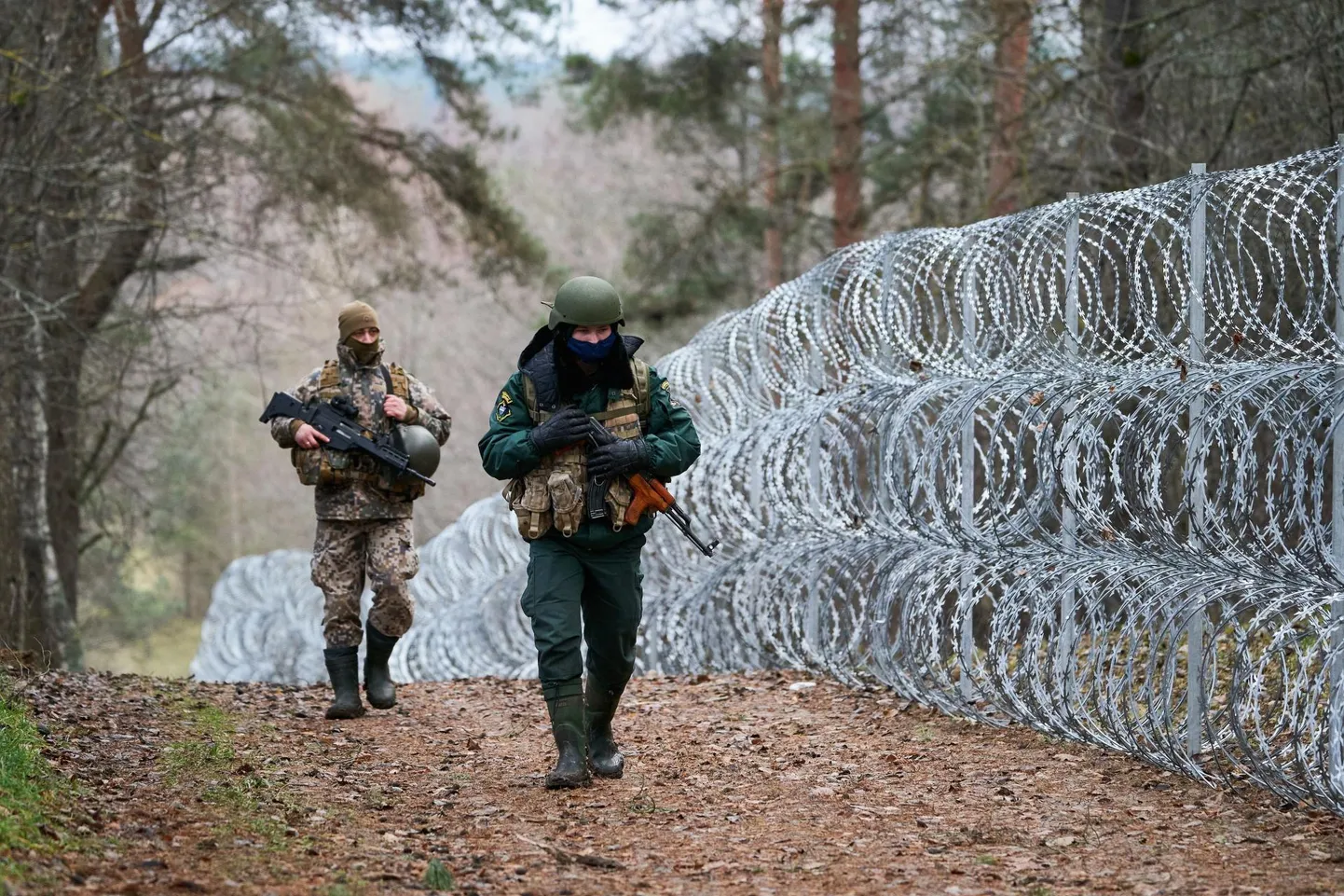 Läti sõdur ja piirivalvur Silenes piiril Valgevenega. 