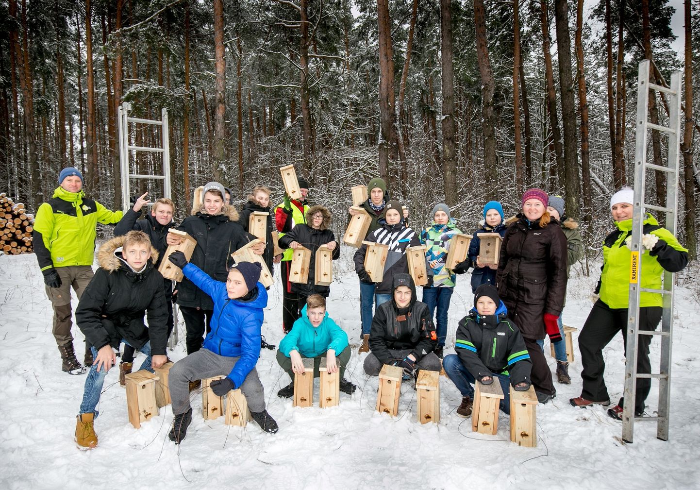 Fotol Pärnu Sütevaka Humanitaargümnaasiumi õpilased omavalmistatud pesakastidega. 