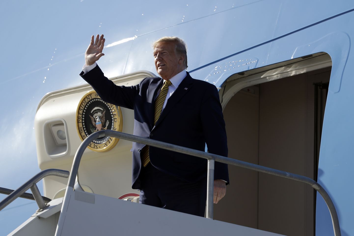 USA president Donald Trump teisipäeval pärast Los Angelesse saabumist presidendi lennukist väljumas.