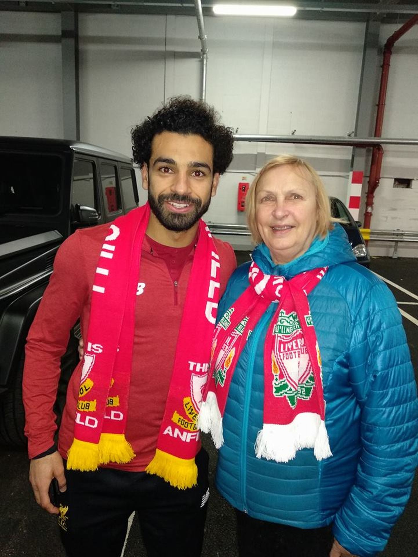 Luule Komissarov Liverpoolile kaasa elamas. Sel pildil on tema ja praegune meeskonna staar egiptlane Mohamed Salah.