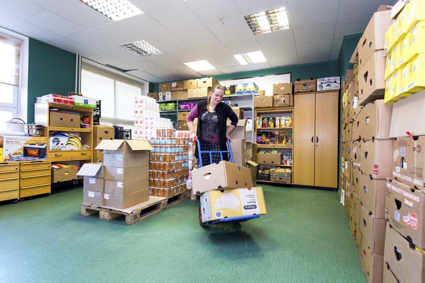 Viljandi toidupanga koordinaator Anu Ristjõe komplekteeris tuhatkond 17-kilogrammist toiduabipakki.