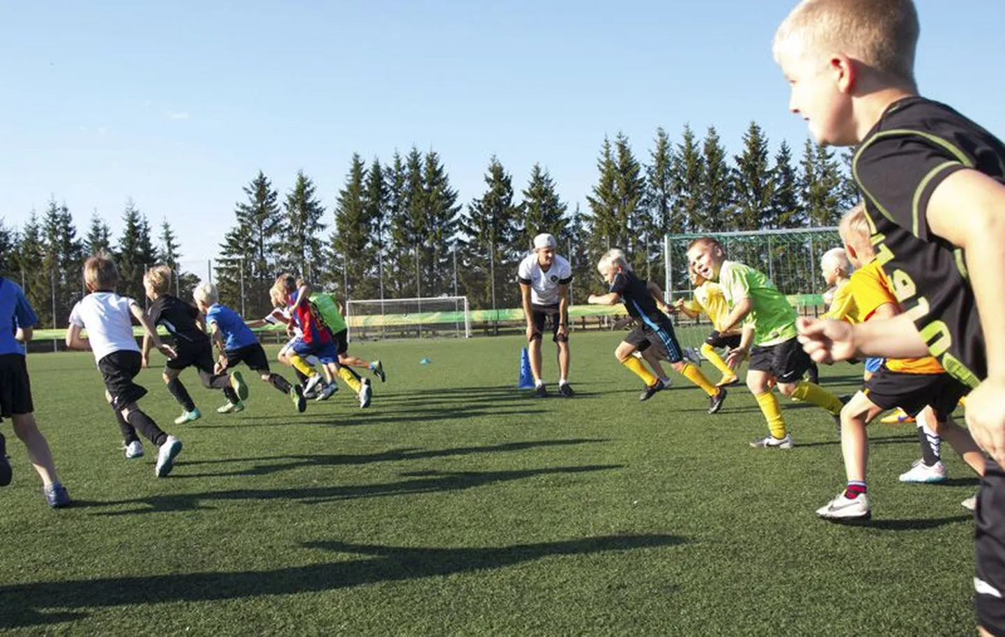Jalgpalliklubi noortetöö organiseerija ning esindusmeeskonna mängumees Joonas Ljaš  juhendas noori mängumehi, kes tähiste vahel usinasti ringi siblisid.
