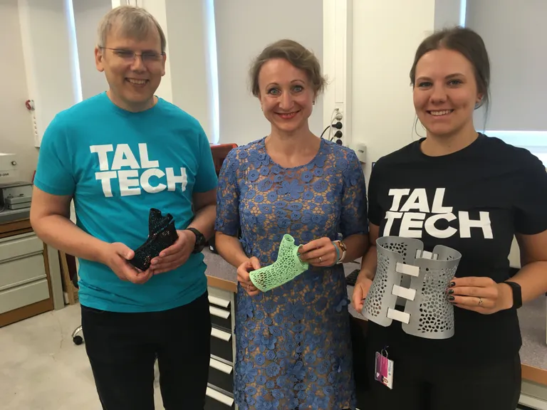 TalTechi inseneriteadlane Tauno Otto, Ida-Tallinna Keskhaigla (ITK) taastusravikliiniku juhataja doktor Heidi Alasepp ja inseriteaduskonna doktorant ning Ida-Tallinna Keskhaigla arendusinsener Geithy Sepp.