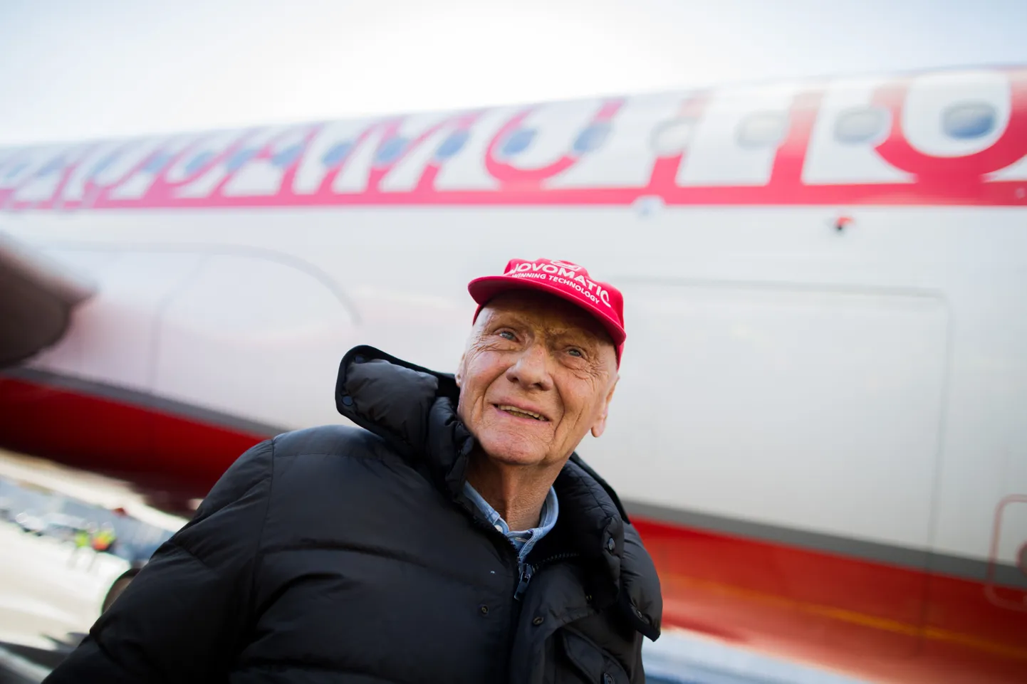 Niki Lauda mullu märtsis uhkelt Laudamotioni lennukiga poseerimas. Nüüdseks on ta firma maha müünud.