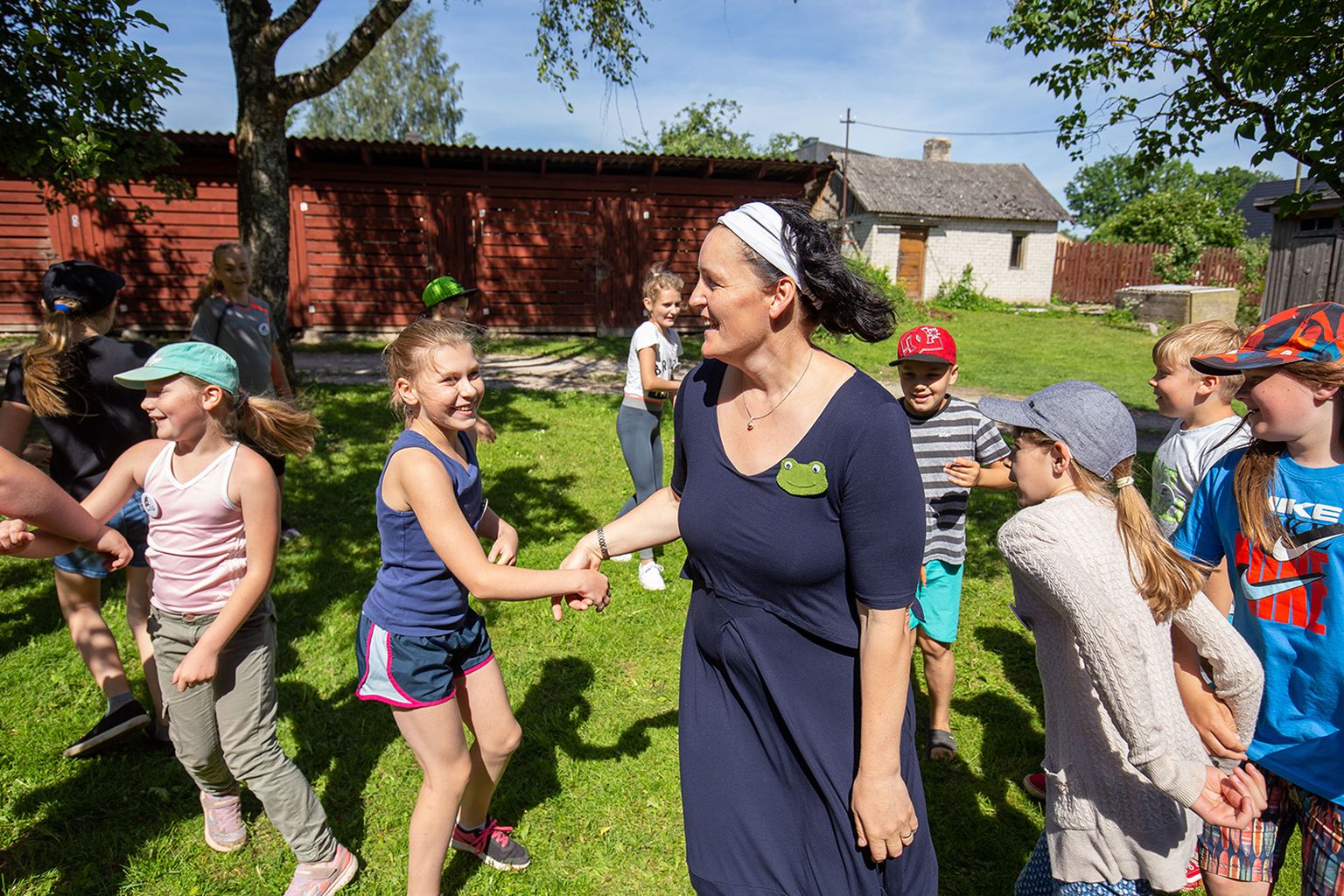 Türi kogukonna seltsi liige Aili Avi õpetas laagris lastele vanaaegseid ringmänge.