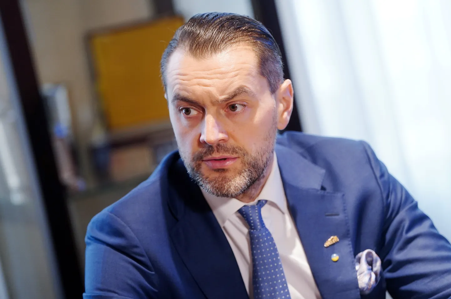 ALTUM valdes priekšsēdētājs Reinis Bērziņš piedalās preses konferencē, kurā informē par projekta sākšanu par 309 pašvaldības iestāžu energoefektivitātes novērtēšanu, tādējādi iezīmējot svarīgu soli ceļā uz ēku atjaunošanu galvaspilsētā.