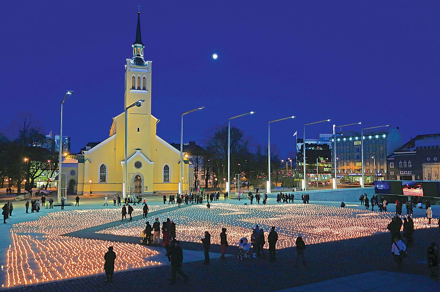 Tallinnas Vabaduse väljakul süütasid esmaspäeva õhtul inimesed küünlad 64 aasta eest Siberisse viidud süütute inimeste mälestuseks.