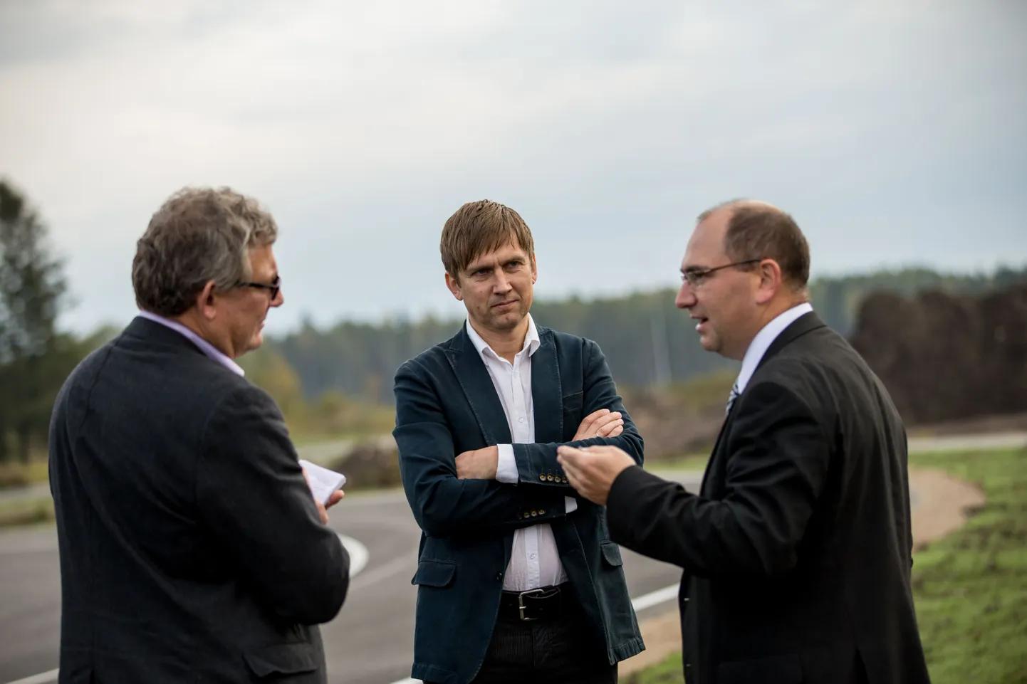 Teet Kuusmik (keskel) ja  Narva tööstuspargi juhataja Vadim Orlov (paremal)