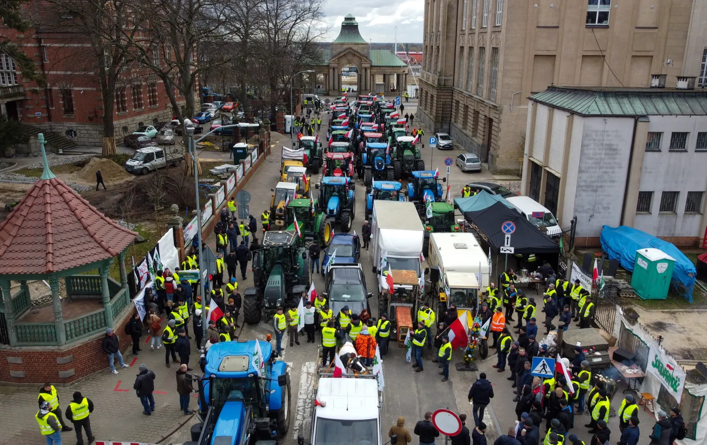 Poola farmerid protestivad, blokeerides tänava Szczecinis.
