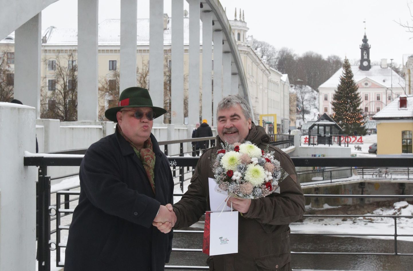 Tänavu kannab linnakirjaniku tiitlit Mart Kivastik (paremal), keda õnnitles jaanuaris auhinna saamisel ka mullune linnakirjanik Paavo Matsin.
