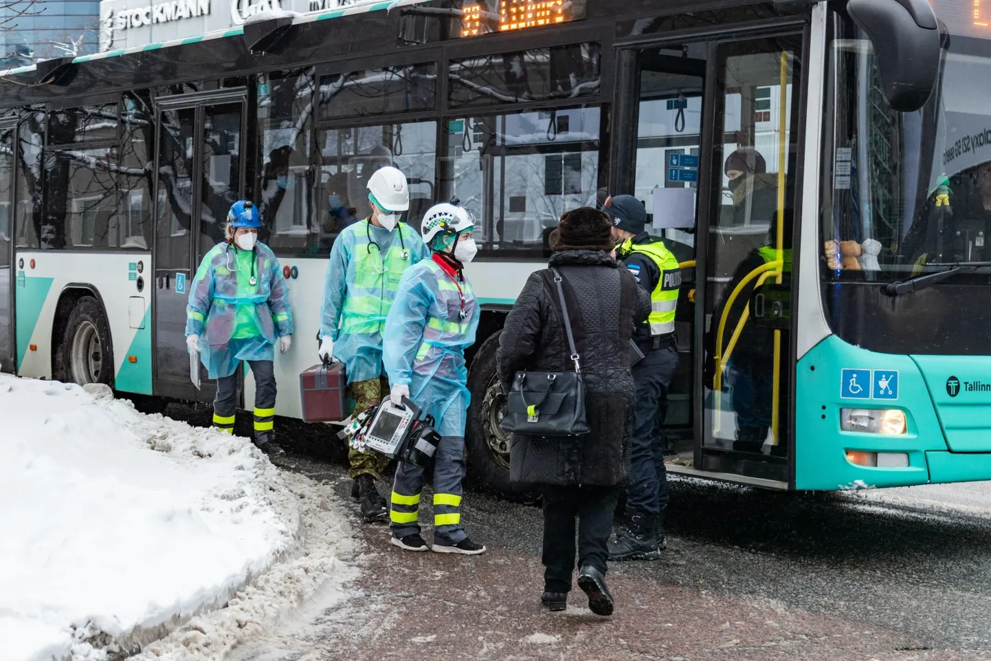 Politsei peatas Liivalaia tänaval sõitnud liinibussi, et evakueeritud majaelanikel oleks koht, kuhu sooja minna.