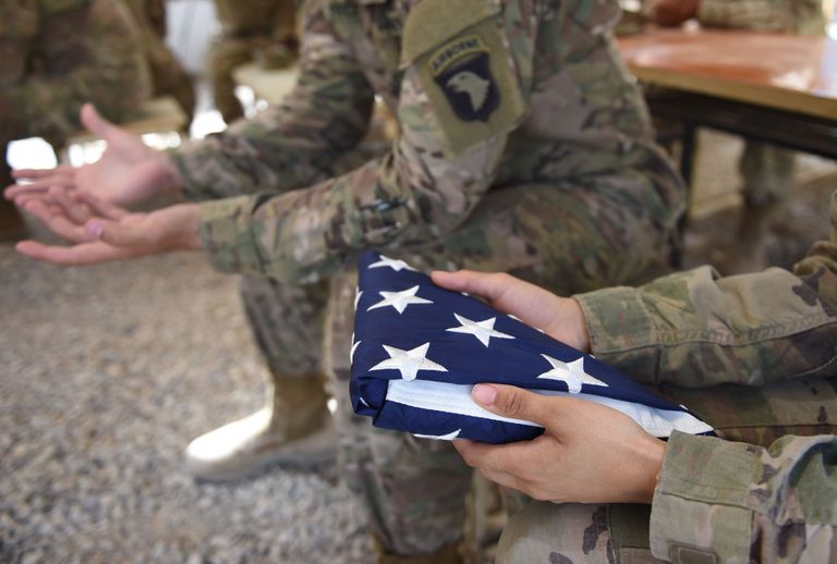 USA sõdur houidmas käes riigilippu Leathernecki baasi üleandmisel Lashkar Gah's Afganistani Helmandi provintsis 2017. aasta suvel.