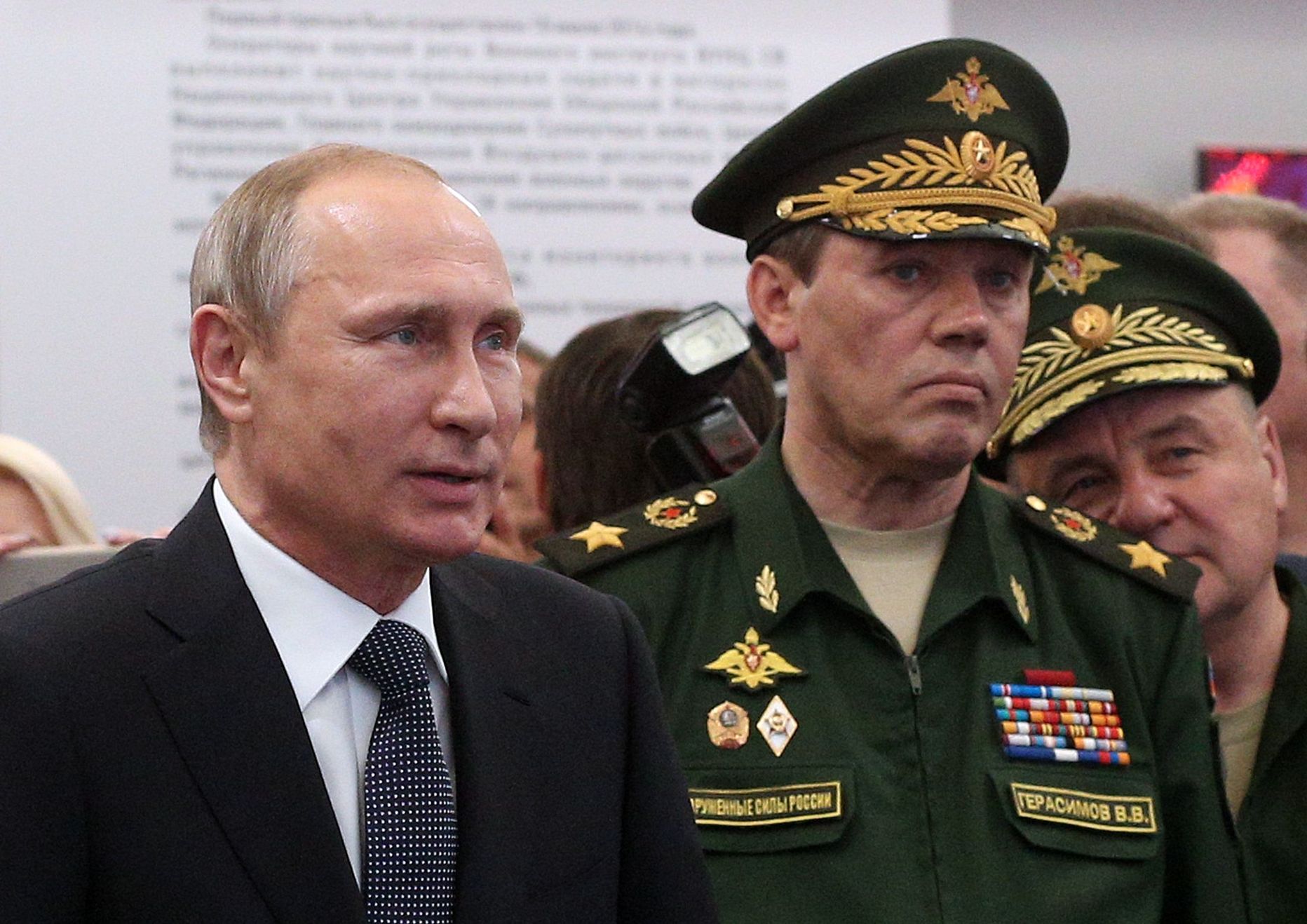 Владимир Путин и начальник Генштаба РФ Валерий Герасимов (справа).