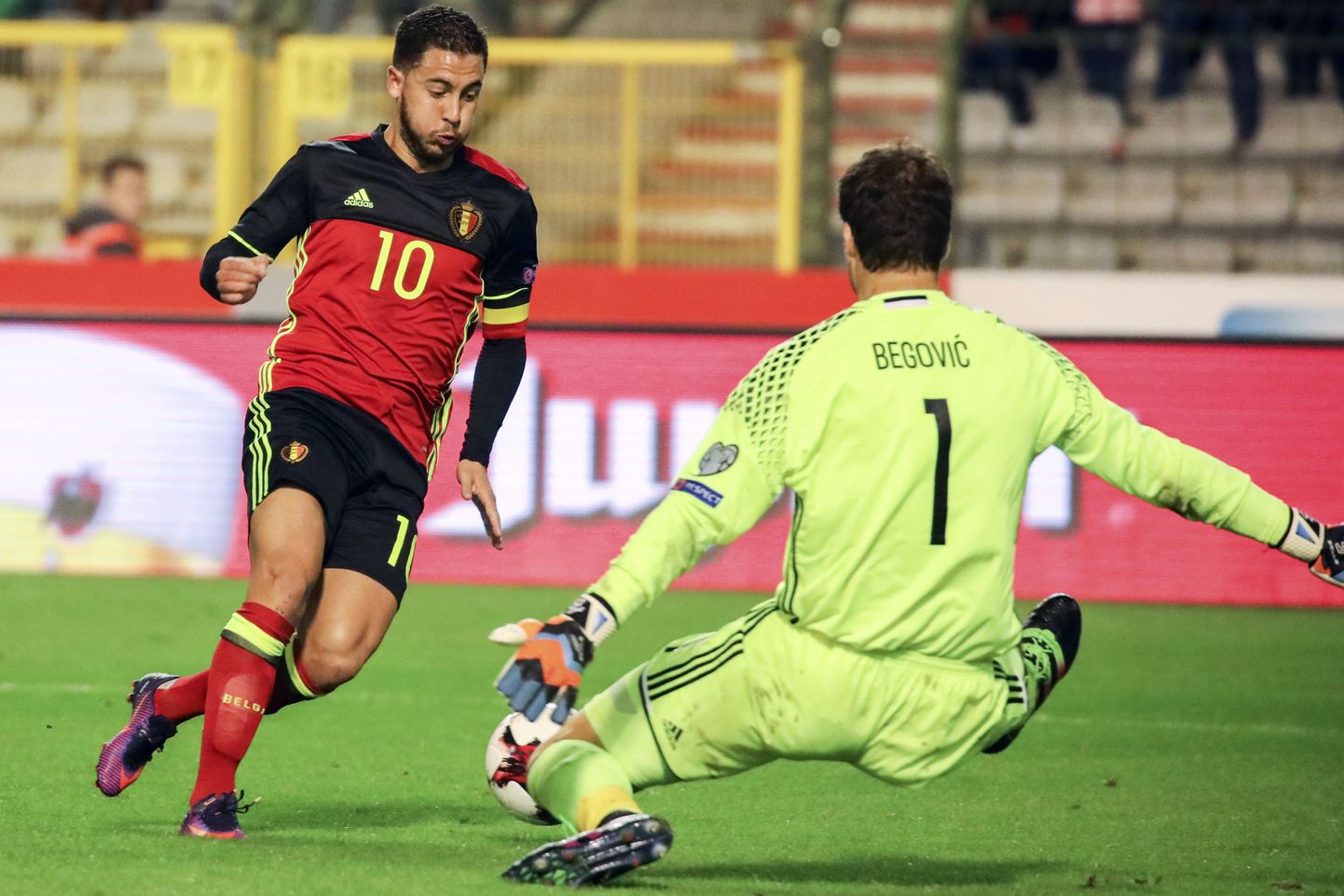 Eden Hazard mängib üle Bosnia ja Hertsegoviina väravavahi Asmir Begovici.