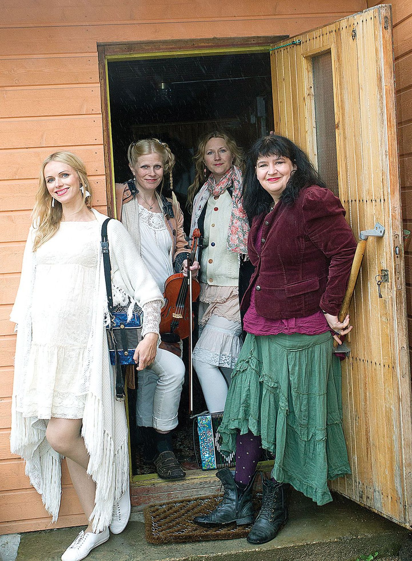 Ansamblis Naised Köögis mängivad ja laulavad Kristiina Ehin (vasakult, laul ja karmoška), Sofia Joons (viiul ja laul), Katrin Laidre (laul, karmoška ning kontrabassist ja vannist meisterdatud kontravann) ja Kairi Leivo (laul).