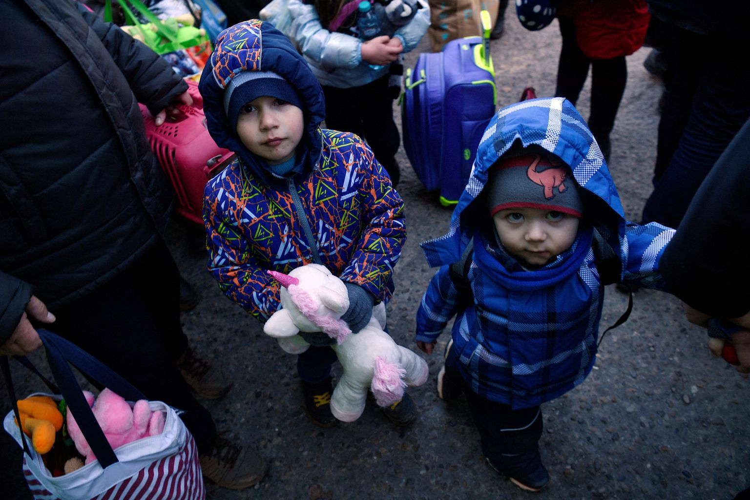 Ukrainast põgenenud lapsed Rumeenia piiril.