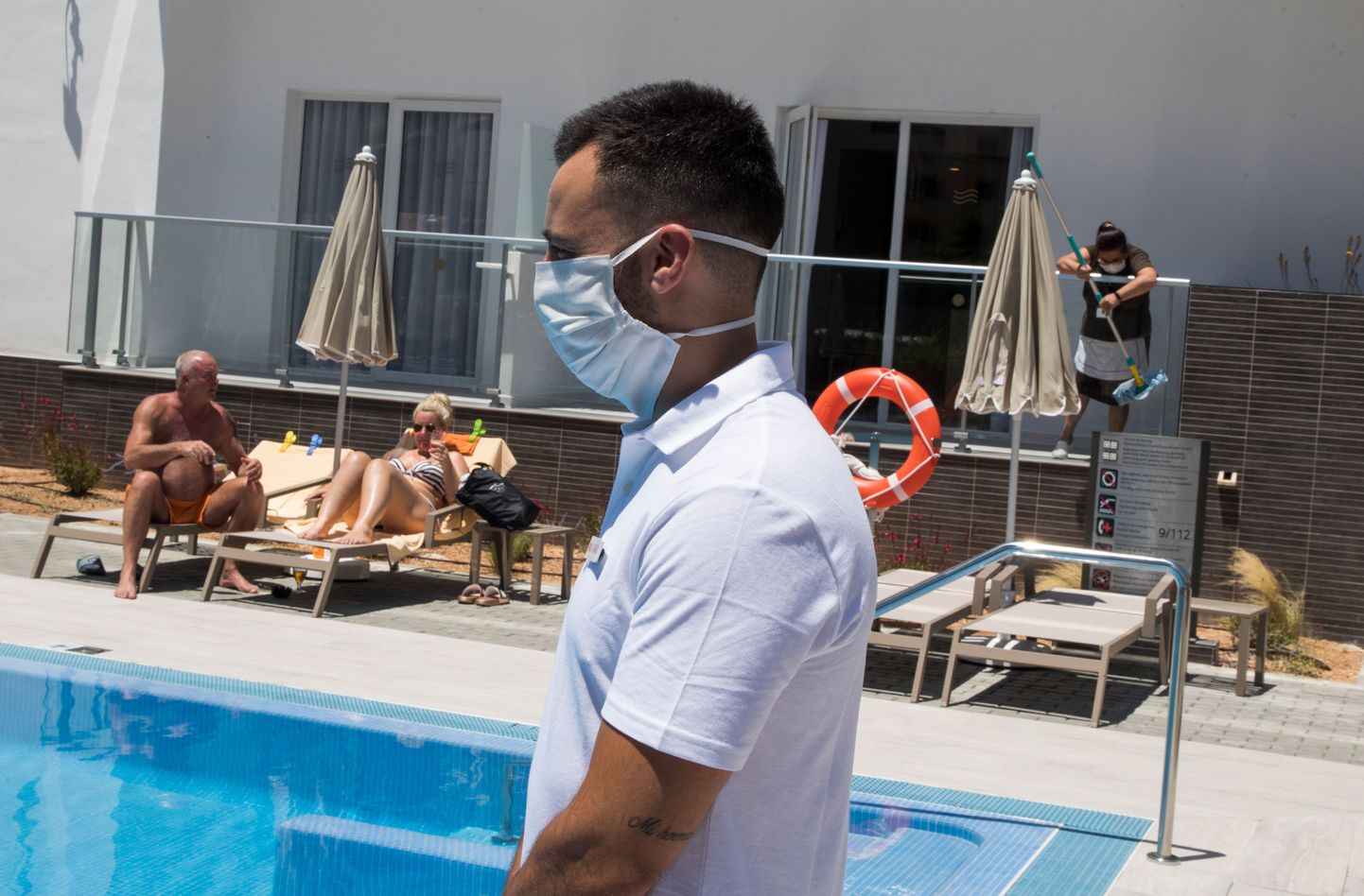 Esimesed Saksa turistid Mallorcal basseini ääres juuni keskel. Juba mai oli Hispaanias sel aastal väga kuum ning paljud viiruse tõttu koju suletud kohalikud otsustasid seepärast hankida päris oma basseini.