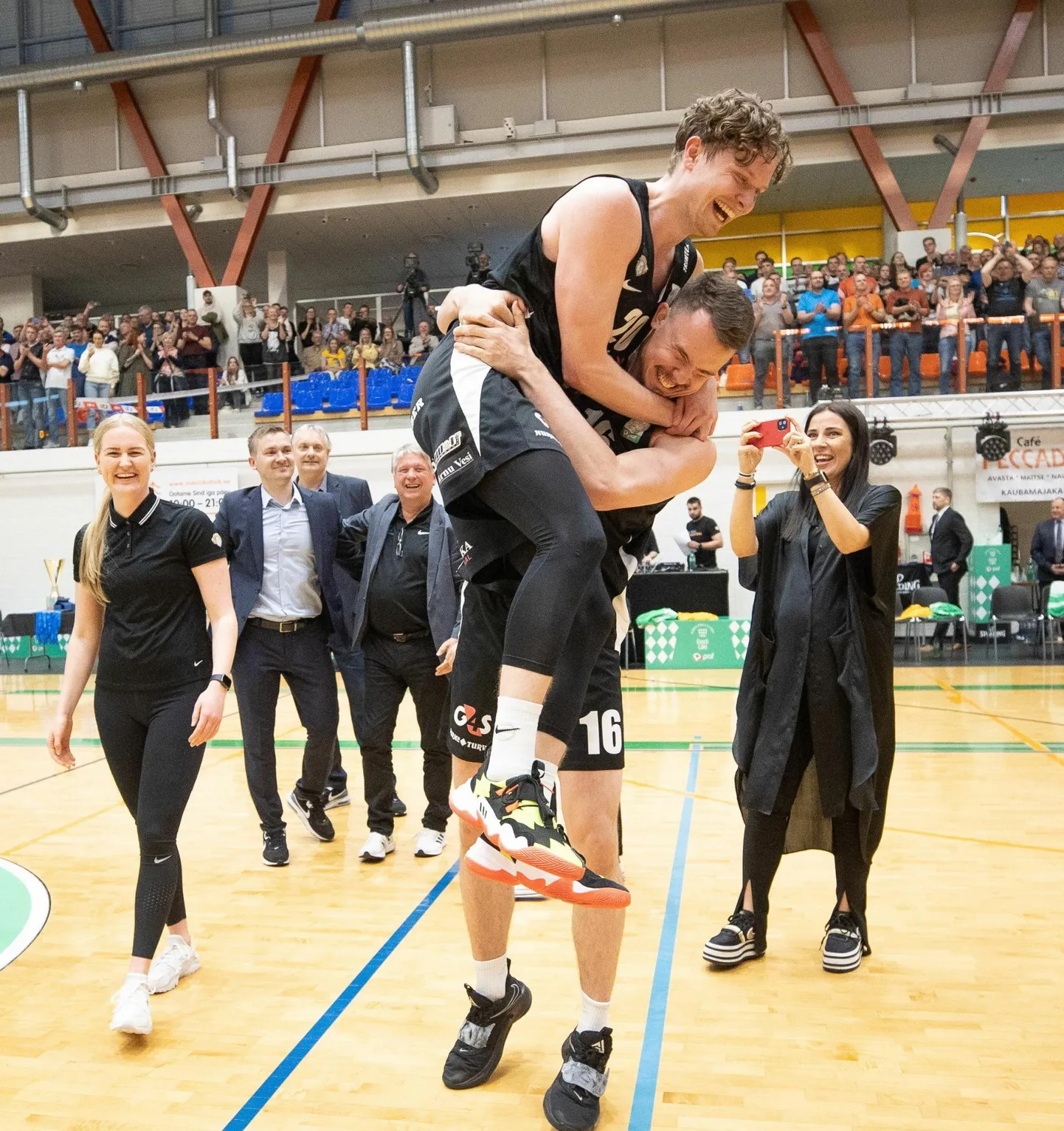 Kaspar Lootus (nr 16) ja Robert Valge jätkavad Pärnu meeskonnas.