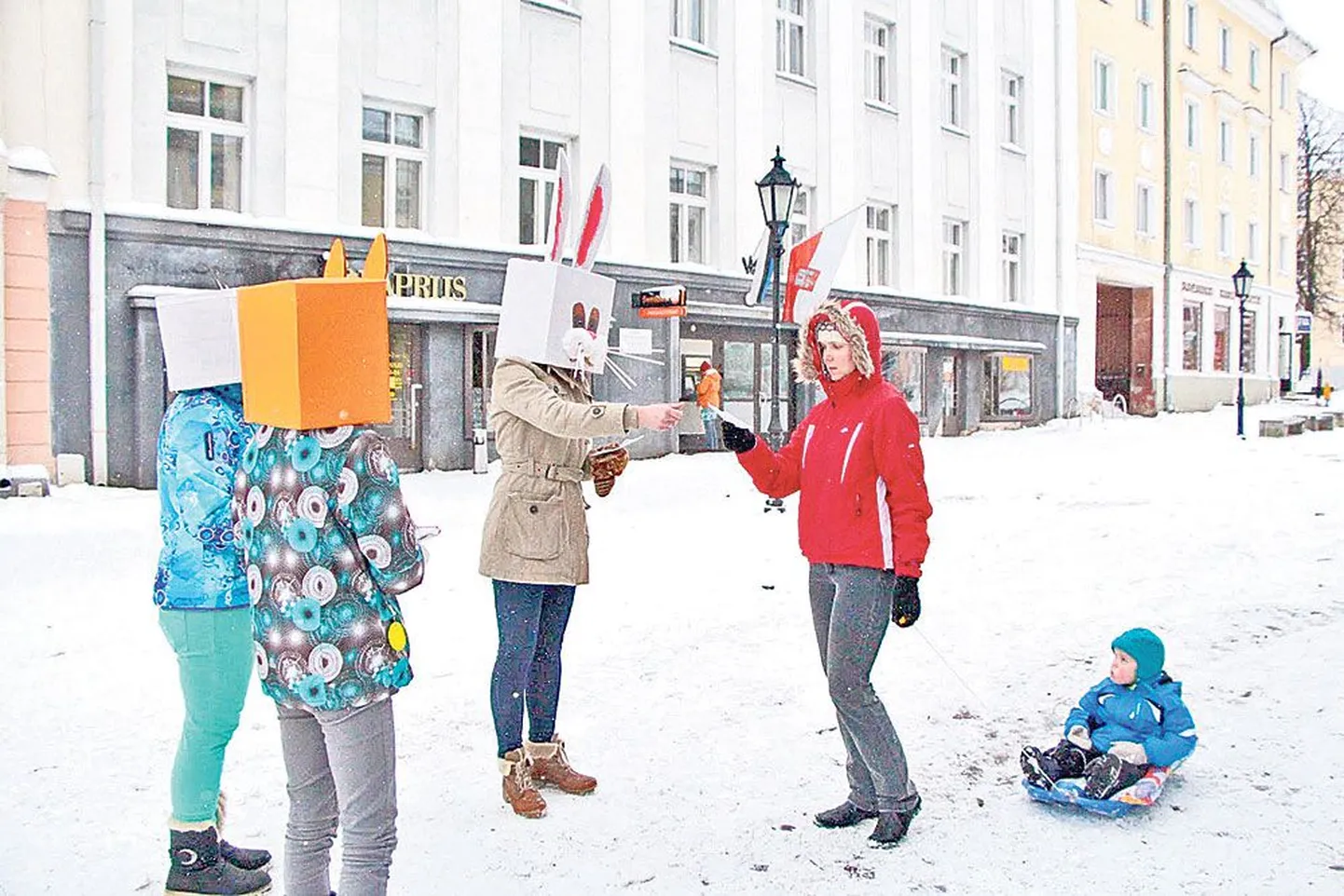 Forseliuse loodusringi lapsed käisid eelmisel pühapäeval maskeeritult Raekoja platsilt inimesi keskkonnahariduse keskusesse loodusmaja laadale kutsumas ning teevad sedasama ka sel nädalal. Loomamaskid tegid noored ise taaskasutatud materjalidest.