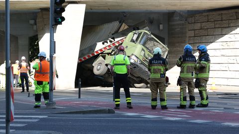 FOTOD ⟩ Kaitseväe auto sõitis Tallinnas viadukti kinni, liiklus on häiritud