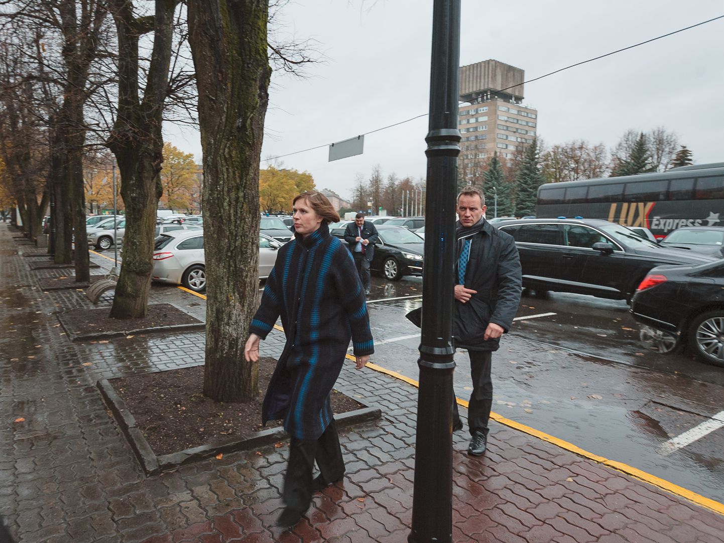 Nii nägi välja president Kersti Kaljulaidi esimese Narva visiidi algus 2016. aasta oktoobris. Tänavu tõotab ilm tulla päikeselisem ning ka visiit ise märksa põhjalikum − president kolib ajutiselt Narva. ILJA SMIRNOV