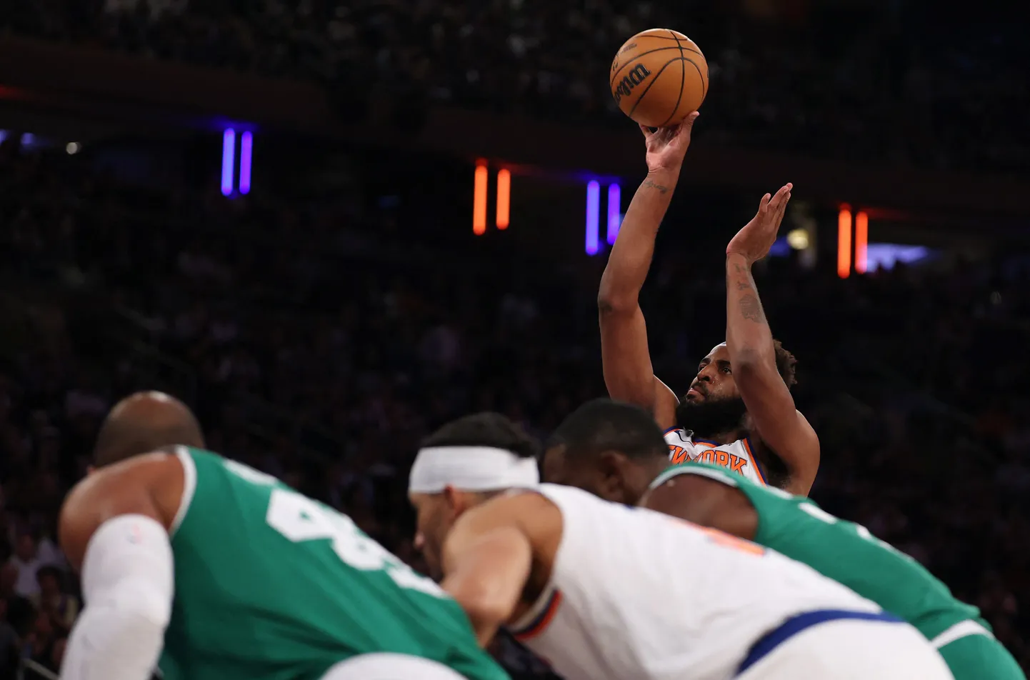 Mitchell Robinson (palliga) on vabavisetega täiesti hädas.