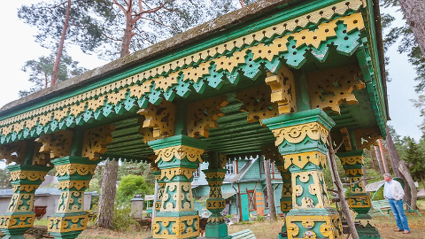 Sellel fotol paviljoni tagant paistva suvila on omanik praeguseks juba maha lammutanud, kuna see oli perspektiivitus seisus. Paviljoni aga õnnestus seadusel ja omavalitsusel kaitsta, kolides ta üle koduloomuuseumi territooriumile.