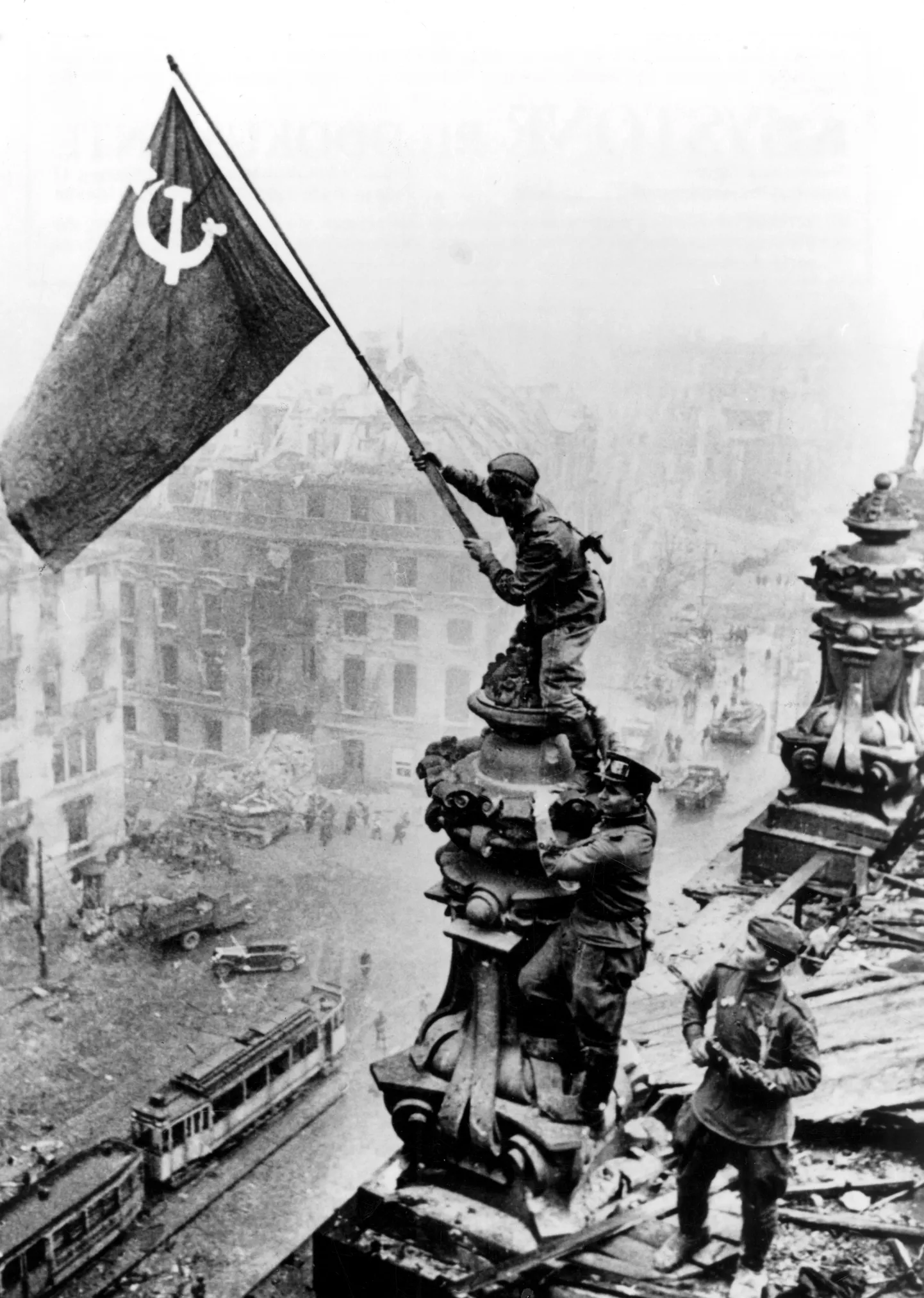 Pilt Saksa Riigipäevale Nõukogude lippu heiskavatest sõduritest muutus samasuguseks propagandasümboliks nagu samast ajastust pärinev foto USA lipu püstitamisest Iwo Jimal.