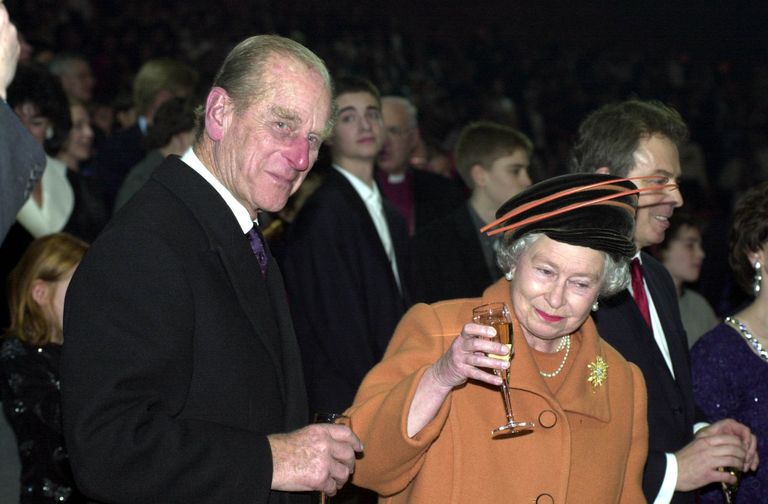 Kuninganna Elizabeth ning prints Philip millenniumivahetusel tähistamas Millennium Dome'i avamist ning uue aastatuhande saabumist.