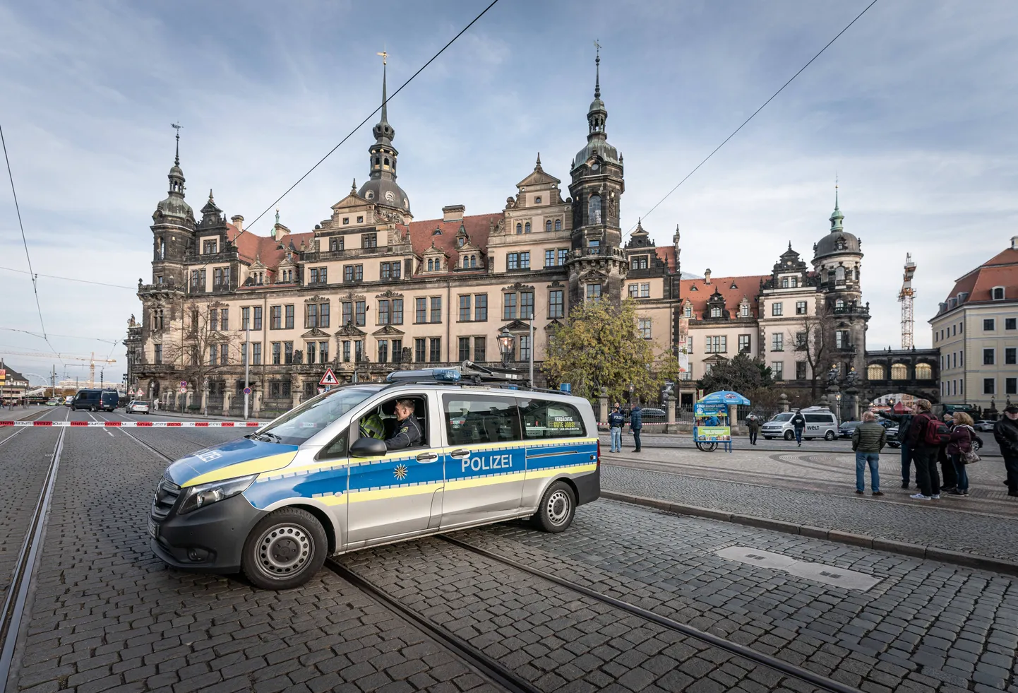 Politsei sulges Dresdeni lossi ümbruse pärast röövi Grünes Gewölbe muuseumis 2019. aasta 25. novembril.