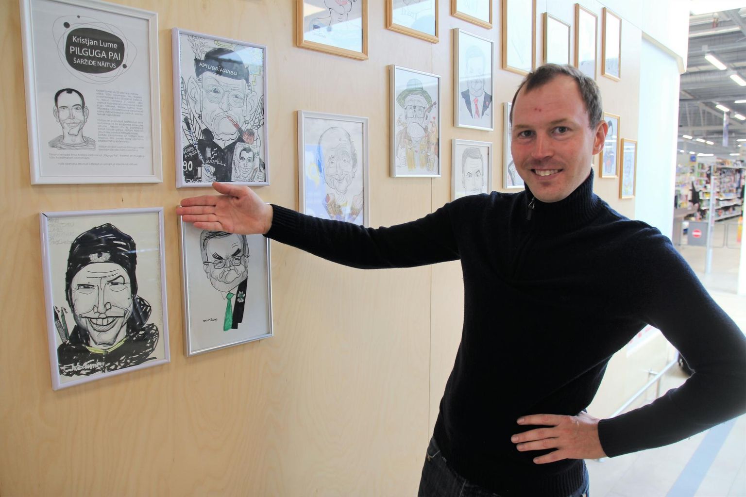 Kohalik šaržikunstnik Kristjan Lume avas Võru Maksimarketis oma näituse, mis on üleval selle kuu lõpuni.