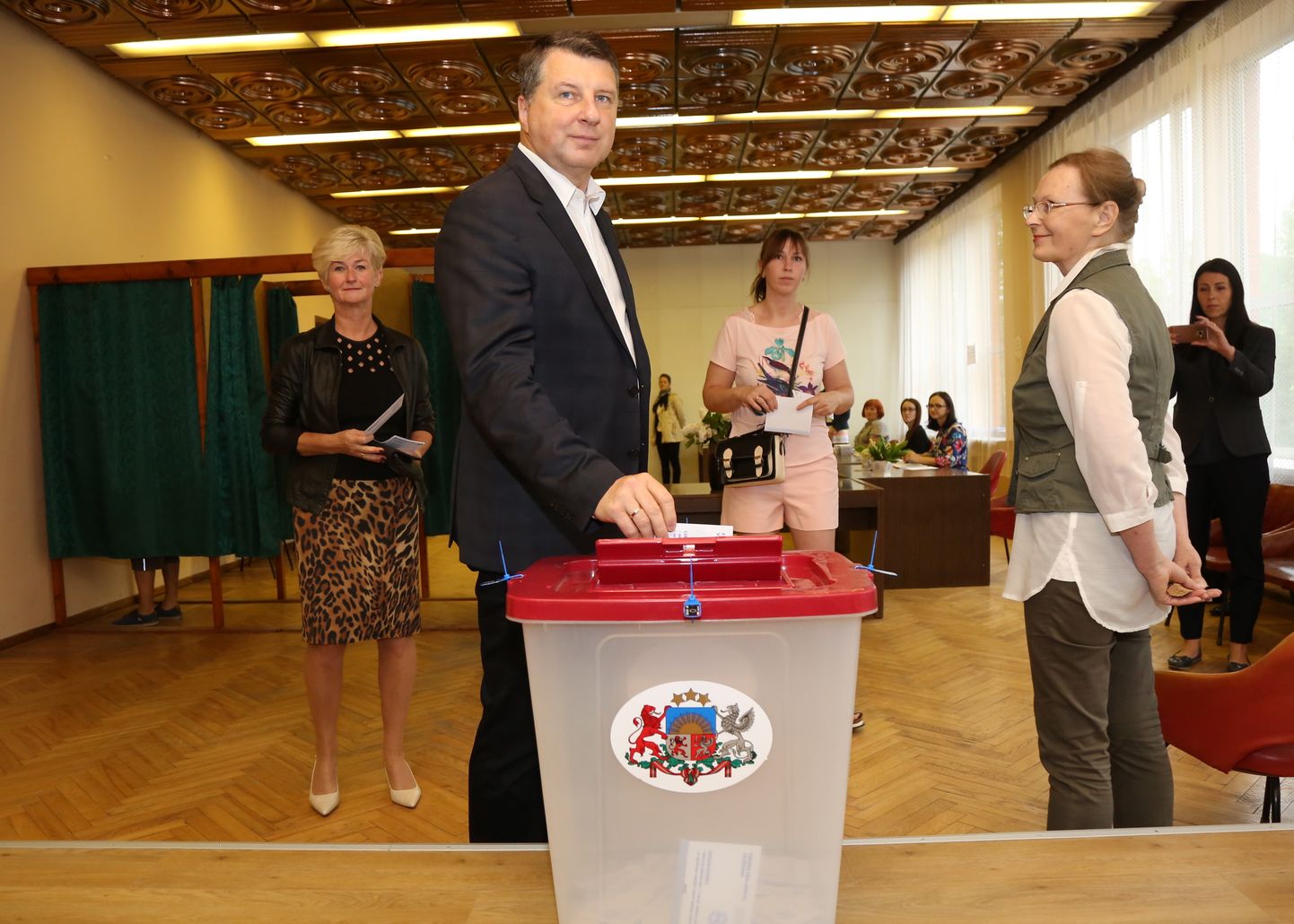 Valsts prezidents Raimonds Vējonis nodod balsi Eiropas Parlamenta vēlēšanās Ogres 678. vēlēšanu iecirknī